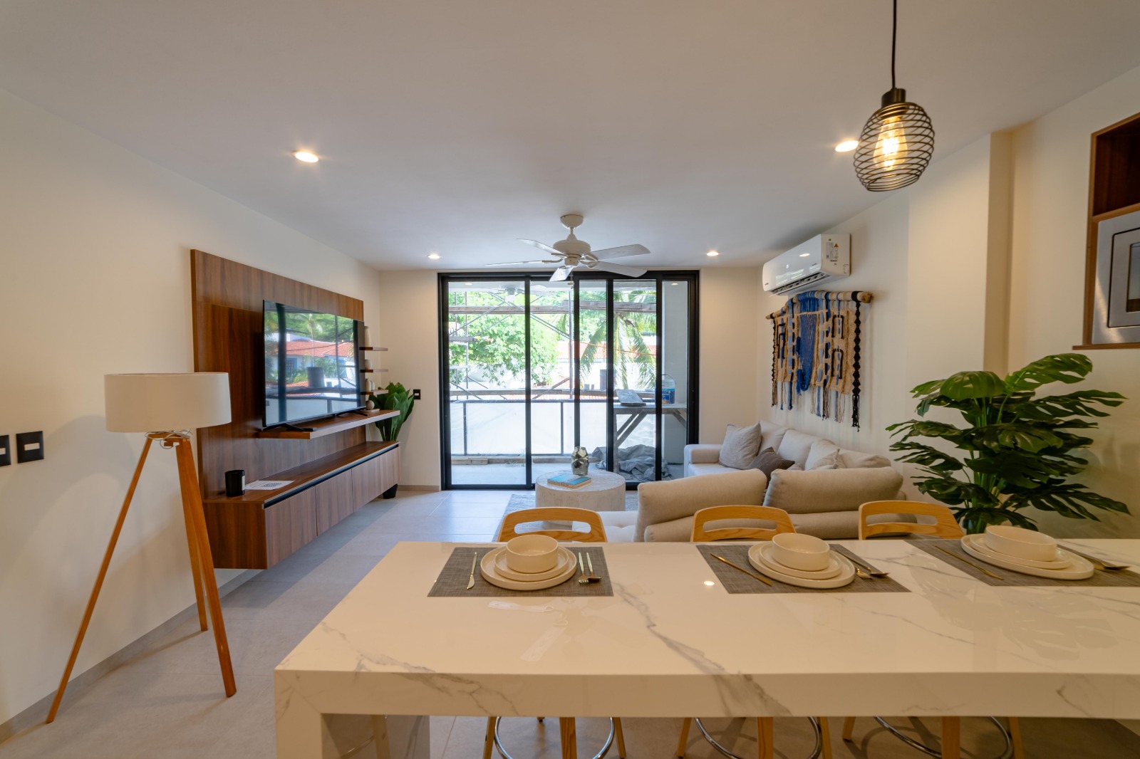 Sala y comedor de una residencia de Sundara Condos & Plaza, Santa Cruz, Huatulco