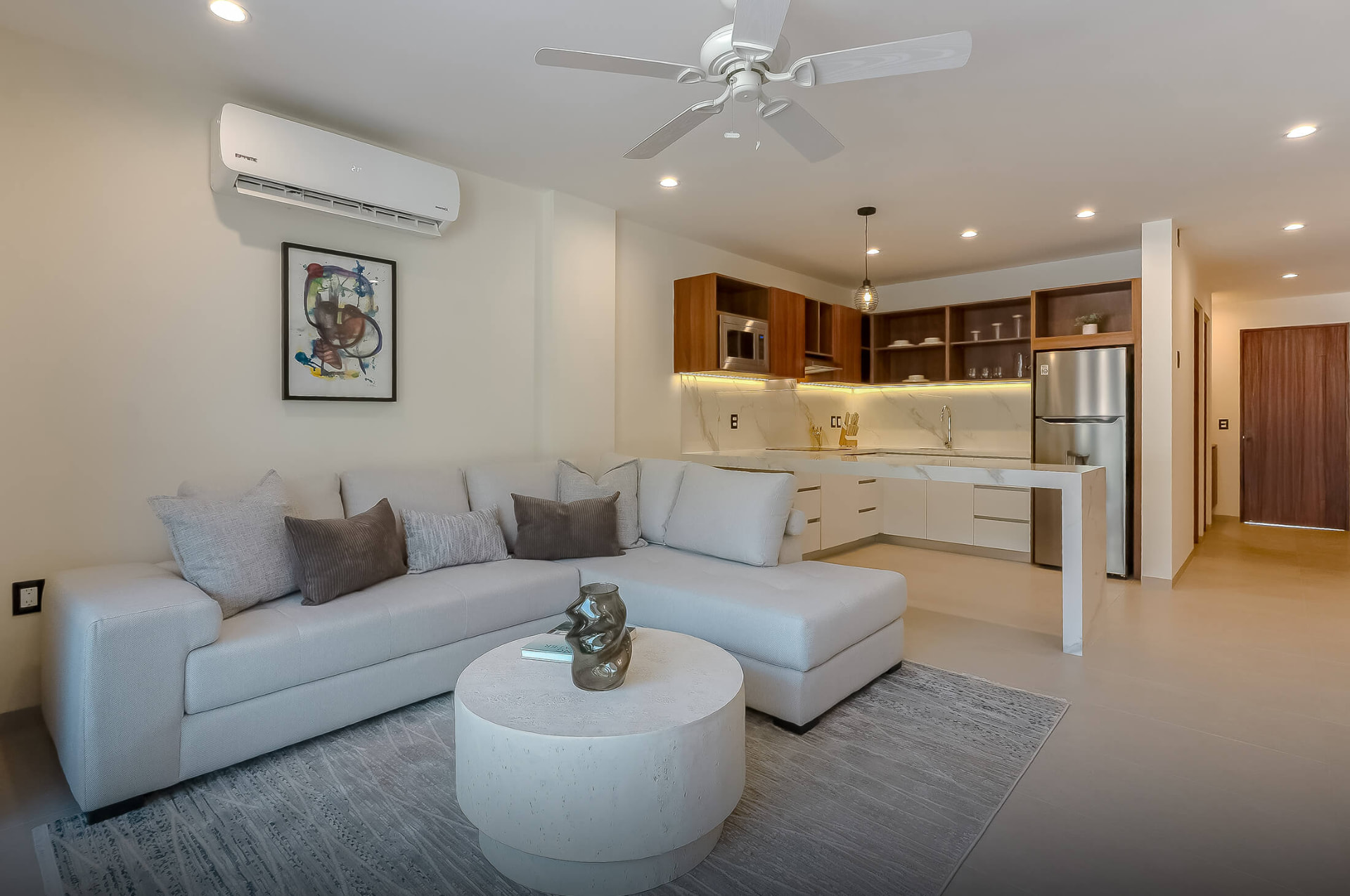 Departamentos en Huatulco: fachada y alberca de Sundara Condos & Plaza, Bahía Santa Cruz